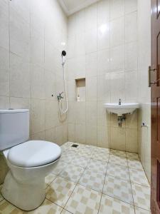 uma casa de banho com um WC e um lavatório em Surabaya Homey near UNAIR Syariah em Surabaya