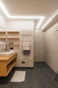 un baño con lavabo y ducha en Pension Appartements Alpenblick, en Maria Alm am Steinernen Meer
