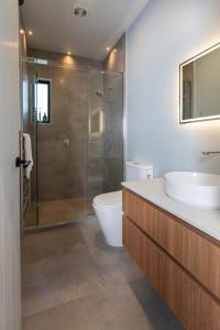 een badkamer met een douche, een toilet en een wastafel bij Silvan Forest Pod 2 in Richmond