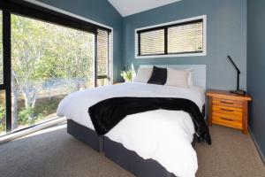 Un dormitorio con una cama grande y una ventana en Silvan Forest Pod 2, en Richmond