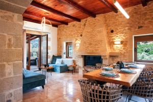 卡尼亞鎮的住宿－Kotinos Luxury Villa，客厅配有桌子和壁炉