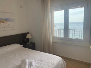 Postel nebo postele na pokoji v ubytování Playa Canadell MAR G primera linea de mar con terraza