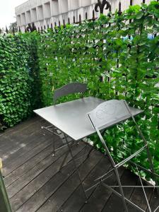 Biały stół i krzesło na patio w obiekcie Studio tout équipé avec chambre indépendante w Aix-les-Bains