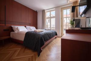 ein Schlafzimmer mit einem Bett und einem großen Fenster in der Unterkunft Penzion Havran in Litomyšl