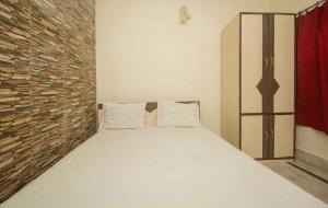 سرير أو أسرّة في غرفة في OYO Hotel Prasant Sagar