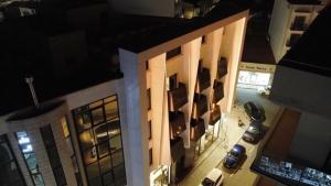 uma vista superior de um edifício com carros estacionados numa rua em Raam Luxury Suites em Lárnaca