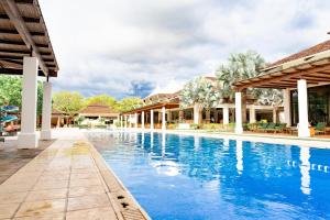 ブラシリトにあるBougainvillea 4315 PH- Luxury 3 Bedroom Ocean View Resort Condoの- 青い水のリゾートのスイミングプール