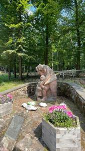 a statue of a woman holding a baby in a garden at Im Herzen von Hauenstein in Hauenstein