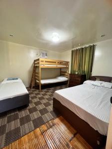 Un pat sau paturi într-o cameră la R&R Guest House