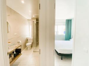 bagno con lavandino e servizi igienici in camera di Dalex a Salou