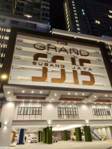The Grand SS15 2BRs Infinity Pool 200Mbps WiFi في سوبانغ جايا: مبنى عليه لافته