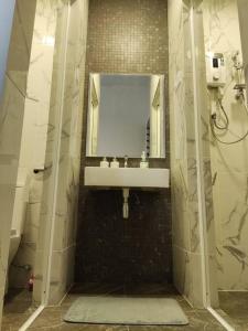 梳邦再也的住宿－The Grand SS15 2BRs Infinity Pool 200Mbps WiFi，一间带水槽和镜子的浴室
