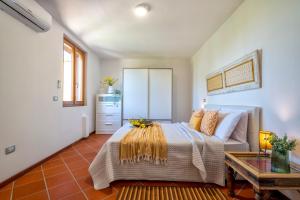 um quarto com uma cama e uma mesa em SARDINIA RE - Villa Martin Panoramic View em Alghero