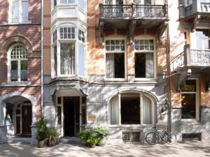 un edificio con due biciclette parcheggiate di fronte di Jan Luyken Amsterdam ad Amsterdam