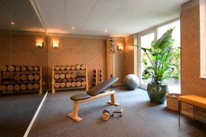 Jan Luyken Amsterdam في أمستردام: غرفة مع صالة ألعاب رياضية مع كرسي وبراميل للنبيذ