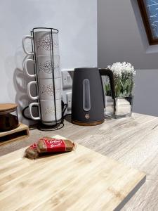 eine Küchentheke mit einer Kaffeekanne und einem Toaster in der Unterkunft Aviary Lodge in Hurn
