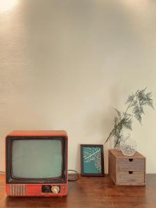 an old tv sitting on top of a wooden table at Thanh Xuân House in Xuan An