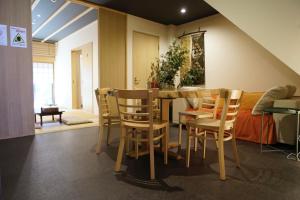 a dining room with a table and chairs at 継TSUNAGU 空蝉Utsusemi帚木Hahakigi in Kyoto