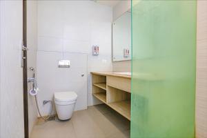 Kupatilo u objektu FabHotel Sapphire 83