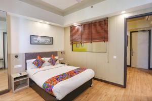 1 dormitorio con 1 cama grande en una habitación en FabHotel Sapphire 83, en Gurgaon