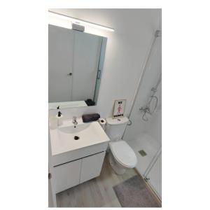 La salle de bains est pourvue d'un lavabo, de toilettes et d'un miroir. dans l'établissement Piso nuevo a 2 minutos de la playa, à Sant Feliu de Guíxols