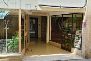Zugang zu einem Geschäft mit einer Glastür in der Unterkunft Piso nuevo a 2 minutos de la playa in Sant Feliu de Guixols
