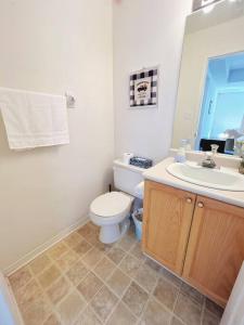 uma casa de banho com um WC e um lavatório em Barrie Ocean Kingdom em Barrie
