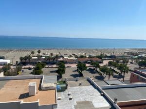 Blick auf den Strand vom Dach eines Gebäudes in der Unterkunft Attico Tra Cielo e Mare in Margherita di Savoia