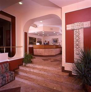 um átrio com escadas num hotel com balcão em Hotel Garda em Milão