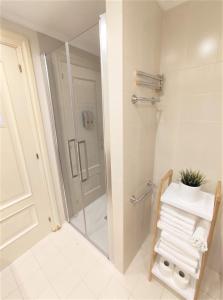 een badkamer met een douche en een glazen douchecabine bij Apartamento turístico San Juan in Pamplona