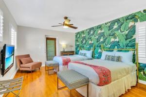 Μια τηλεόραση ή/και κέντρο ψυχαγωγίας στο Bali House in Palm Beach w/ Gorgeous Htd Pool