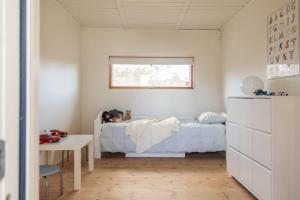 1 dormitorio con cama, mesa y ventana en Spectacular lake plot, Stockholm archipelago en Dalarö
