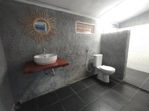 图克图克Hub Tata Guesthouse的带水槽和马桶的浴室