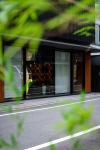 een etalage van een winkel aan de straatkant bij WeBase Kyoto in Kyoto