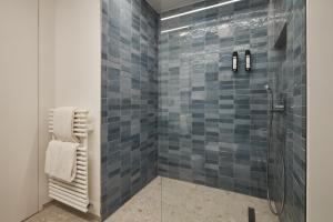 Un baño de Résidence du Lys - Perrin Apartments 5 fotos más