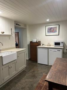 Kuchyň nebo kuchyňský kout v ubytování Lumeah - Servant Quarters + 13 fotografií