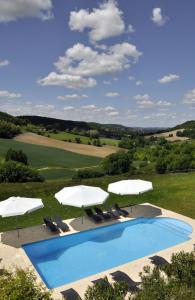 Výhled na bazén z ubytování Le Relais de Roquefereau nebo okolí