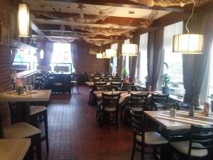 ein Esszimmer mit Holztischen und Stühlen in der Unterkunft Weinhaus Hotel in Norddeich + 22 Fotos