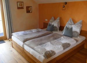 um quarto com duas camas com almofadas em Ferienwohnung Abendsonne em Oy-Mittelberg