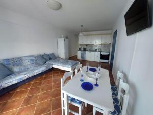 Köök või kööginurk majutusasutuses Meli Apartments near sea side +9 fotot