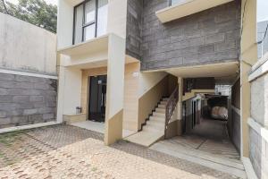 - Vistas al exterior de un edificio con escalera en RedDoorz Syariah near Green Park Jatiwarna, en Bekasi