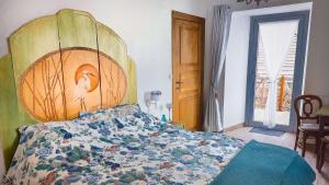 sypialnia z łóżkiem z dużym drewnianym zagłówkiem w obiekcie La ferme de la Chapelle - Gîte et chambres d'hôtes w mieście Cherain