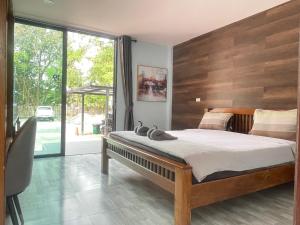 พบรักรีสอร์ท Pobruk resort客房内的一张或多张床位