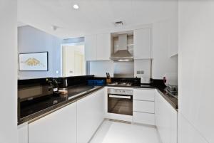 Kuchyň nebo kuchyňský kout v ubytování ALiving Luxury 1BR Avanti Towers Business Bay