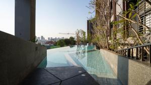 a swimming pool on the side of a building at Sukhumvit 39精品公寓 in Bangkok