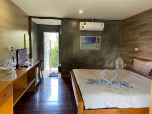 พบรักรีสอร์ท Pobruk resort客房内的一张或多张床位