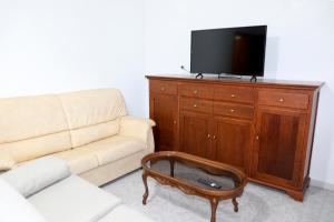 sala de estar con sofá y tocador con TV en Chalet Completo Luna de Carboneras, en Carboneras