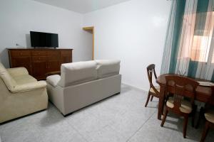 sala de estar con sofá, silla y mesa en Chalet Completo Luna de Carboneras, en Carboneras