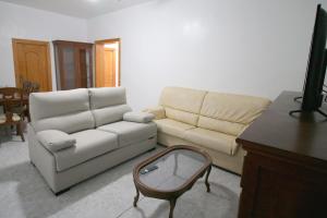 sala de estar con sofá y silla en Chalet Completo Luna de Carboneras, en Carboneras