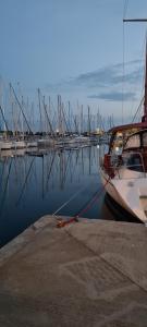 Ein Boot liegt an einem Dock im Wasser. in der Unterkunft Studio cabine in Le Grau-du-Roi